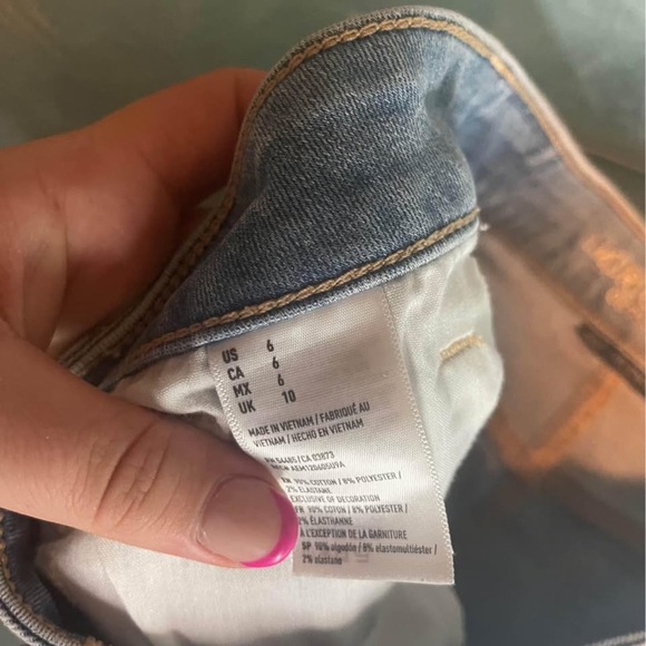 American eagle distressed light wash shortie size 6 - Picture 3 of 4